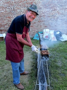 alpino, cappello, sorriso, erba, grembiule, fumo, prato, verde, guanti, spiedini, rosso, uomo, arrosticini, carne, occhiali, barbecue, muro, sacchi, griglia, grill