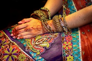 bracciali, mani, colori, fiori, viola, giallo, donna, rosso, tatuaggi, abito, braccia, dita, monili, ricami, vestito, multicolore, azzurro, decorazioni, henné, mano, braccialetti, sari