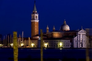 campanile, chiesa, venezia, luci, pali, cupola, notte, notturno, canale, barche, cupole, alberi, acqua, cielo, blu, mare