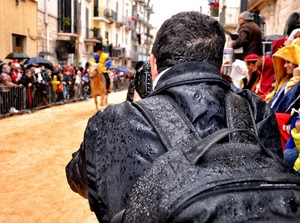fotografo, cavallo, palio, zaino, pioggia, ombrelli, folla, persone, corsa