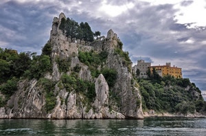 nuvole, cielo, alberi, castello, mare, verde, acqua, roccia, scogliera, rocce, scogli, ruderi, palazzi, case, finestre, promontorio, rovine