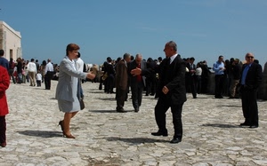 persone, piazza, cielo, mani, donna, uomini, incontro, folla, ballo, incontri, saluti, festa, vestiti, saluto, azzurro, assembramento, eleganza