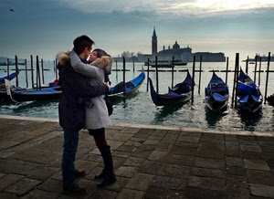 gondole, venezia, campanile, mare, laguna, coppia, abbraccio, pali, blu, donna, uomo, fidanzati, chiesa, acqua, ragazzi, cielo, amore, innamorati, barche, due, bacio