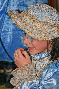cappello, bambina, maschera, costume, carnevale, azzurro, celeste, sorriso, mano, mani, bambini
