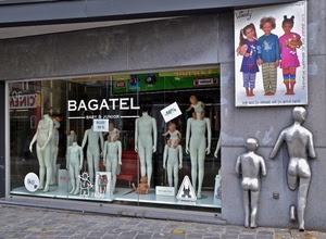 manichini, vetrina, negozio, manifesto, bambini, muro, scritte, grigio, strada, sculture, riflessi, scultura, pubblicità, scritta, cartelli