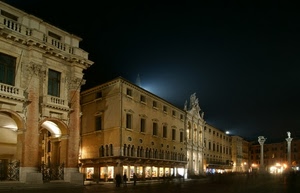 colonne, piazza, luci, finestre, archi, notte, palazzi, balconi, notturno, vetrine, vicenza, portici, palazzo, cielo, negozi
