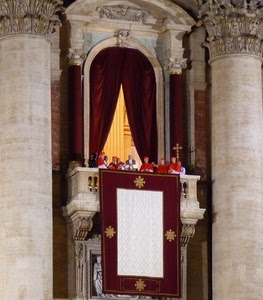 colonne, papa, croce, balcone, rosso, bianco, cardinali, prelati, tende, tappeto, arco, tenda, vaticano, capitelli, roma, drappo, tendaggi