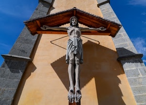 crocifisso, ombra, cielo, croce, chiodi, campanile, azzurro, tetto, muro, nuvole, chiesa, legno, cristo, gesù, piedi, giallo, religione, tettoia