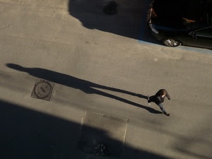 strada, ombra, tombino, auto, uomo, passante, persona