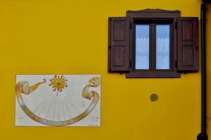finestra, meridiana, giallo, casa, sole, vetri, parete, tende, vetro, grondaia, persiane, imposte, legno, asta, numeri, muro, ora, oro, tendine, balconi