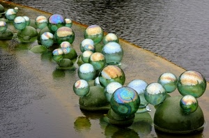 sfere, acqua, verde, riflessi, tante, palle, fontana, riflesso, biglie, vetro, azzurro, scultura, vasca, pioggia