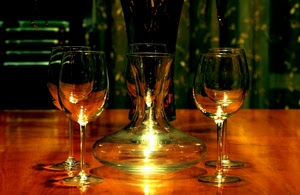 bicchieri, vetro, decanter, luce, calici, tavolo, riflessi, verde, luci