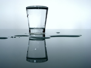 bicchiere, acqua, riflesso, gocce, vetro, tavolo, riflessi, trasparente, grigio, pieno, trasparenze, liquido, specchio