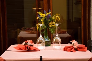 bicchieri, fiori, tovaglioli, tavolo, tavola, tovaglia, mimosa, ristorante