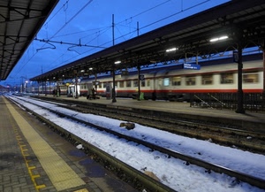 binari, stazione, treno, neve, luci, fili, cielo, inverno, pensilina, ferrovia, pensiline, rotaie, marciapiede, bianco, vagoni, pali, azzurro, finestrini
