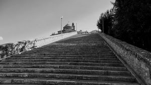 bianconero, lampioni, scalinata, gradini, scala, salita, alberi, muretti, cupola, chiesa