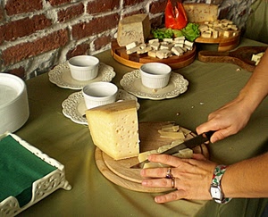 coltello, mani, orologio, formaggio, tagliere, formaggi, tazze, tovaglioli, mattoni, verde, piattini, anelli, tazzine, cibo, ciotole, rosso, taglieri, muro, tavola, dita, tavolo, piatti, tagliare