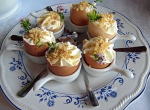 piatto, uova, panna, cibo, sei, cucchiaini, decorazione, gusci, dolci, posate, bianco