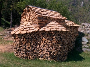 alberi, verde, legno, legna, pietre, tronchi, catasta, montagna, erba, prato, tetti, tetto, capanna, marrone, casetta, tegole, cataste, bosco, sassi