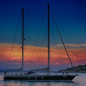 barca, alberi, cielo, tramonto, nuvole, mare, acqua, azzurro, persone, rosso, vela, corde, navigare, arancione, blu, veliero, imbarcazione