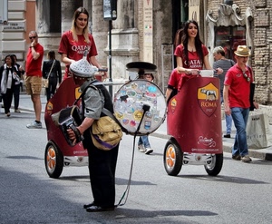 ragazze, rosso, ruote, strada, fisarmonica, roma, suonatore, persone, turisti, stemma, imbuto, grancassa, piatti, musicista, tamburo, cappello, passanti, borsa, giallo, veicoli