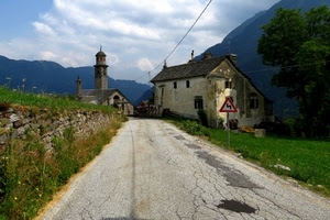 strada, cielo, campanile, chiesa, nuvole, alberi, verde, muretto, montagne, casa, erba, prato, muro, case, albero, azzurro, segnale, finestre, paesaggio