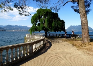 balaustra, lago, alberi, acqua, cielo, persone, panchina, montagne, albero, nuvole, verde, terrazza, azzurro, ombra, tronco, belvedere, colonnine, rami