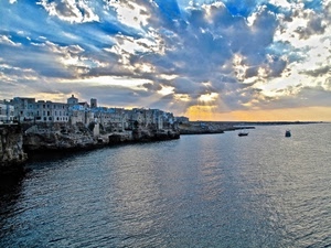 nuvole, mare, raggi, case, costa, cielo, tramonto, città, acqua, sole, barche, paese, panorama, alba, golfo, rocce, chiesa, torre, costiera, azzurro, finestre