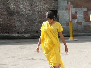 giallo, donna, sari, ragazza, muro, indiana, mattoni, vestito, cortile