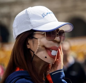 occhiali, mascherina, bianco, cappello, donna, capelli, mano, ragazza, blu, denti, rosso, bocca, maschera, dentoni, cappellino, berretto, profilo